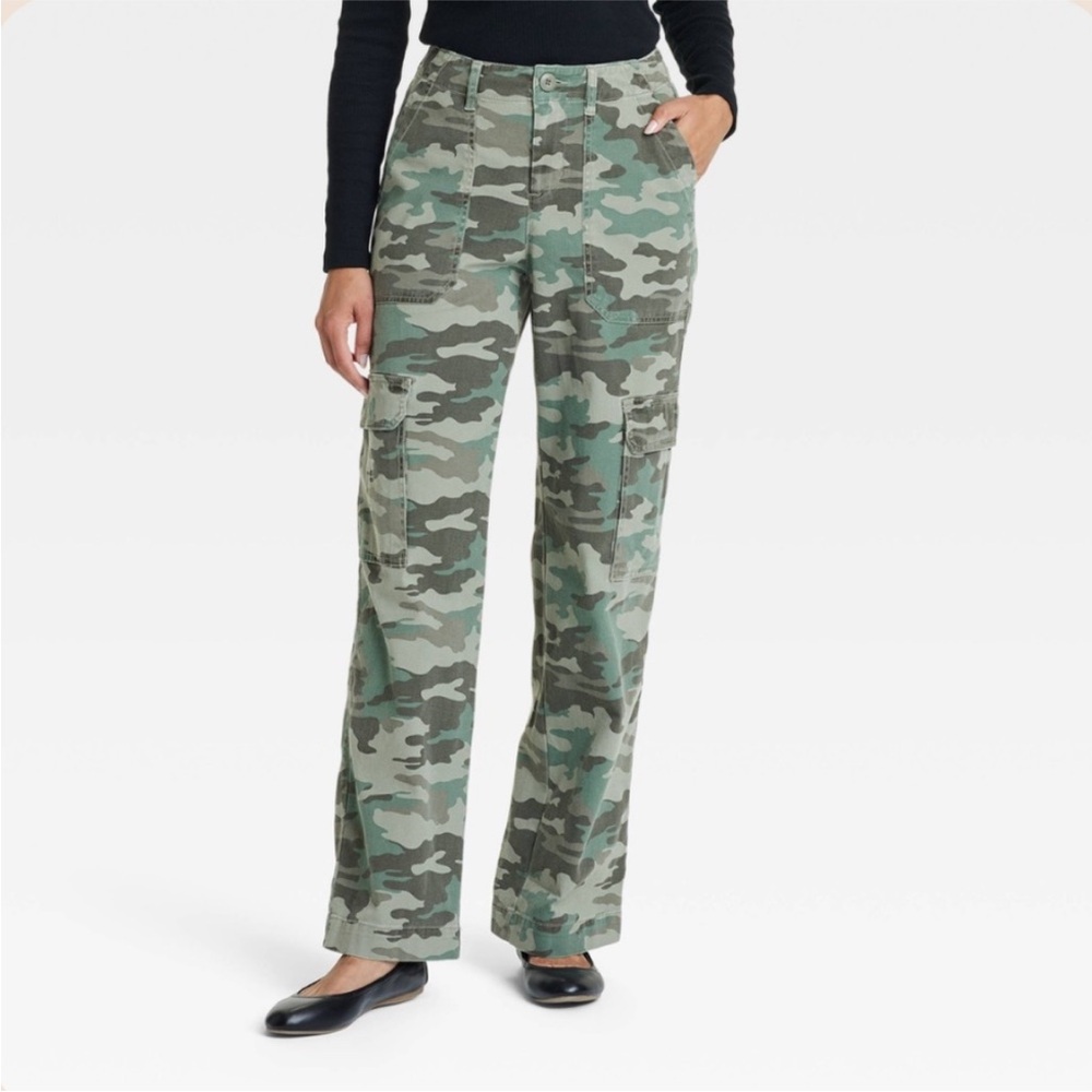 Universal Thread Green Camouflage Wide Leg Pants
